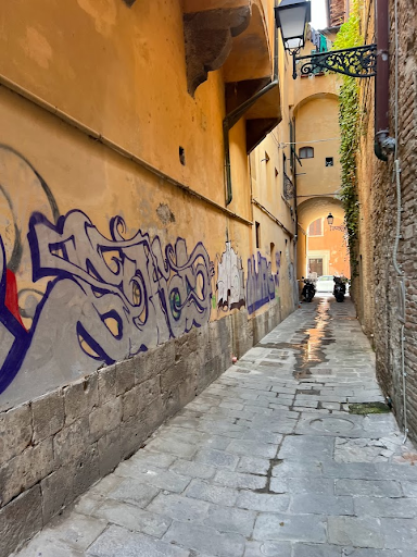 Image of a backstreet in Italy