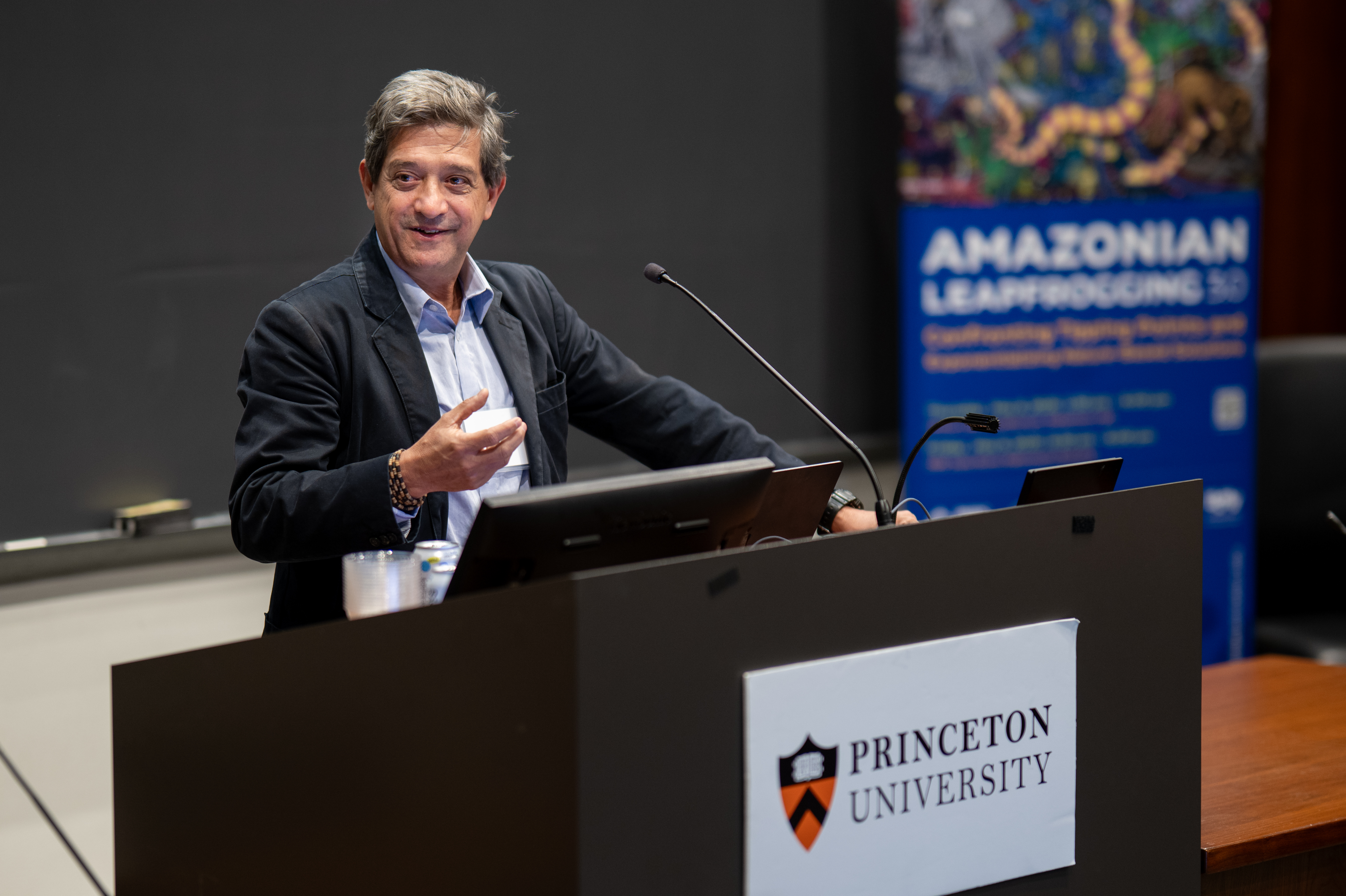 Eduardo Neves presents at the conference.