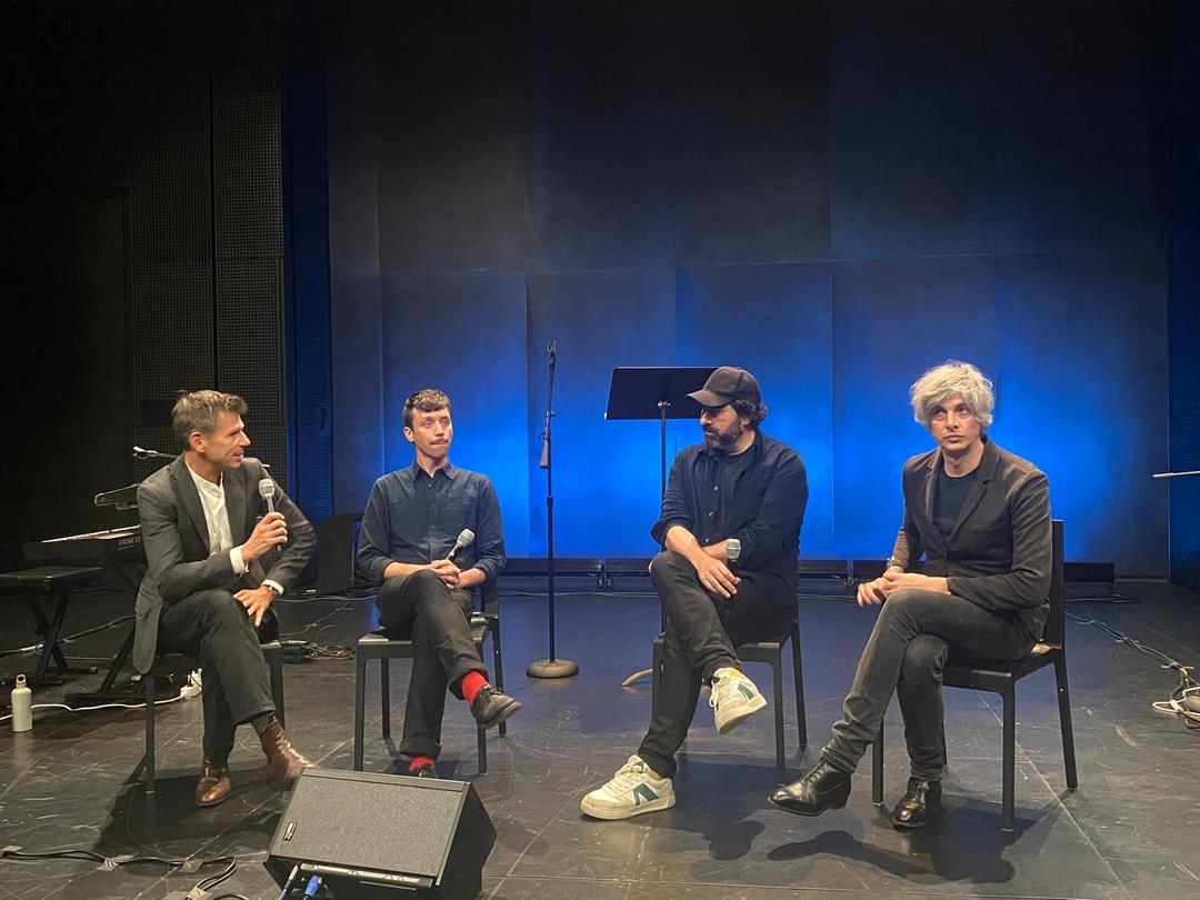 Q&A with the cast of “La Métamorphose” by Kafka, four guys on a stage