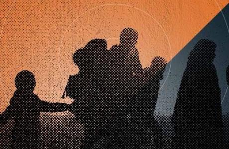 Graphic of black outlines of migrants walking. You can distinguish a family and kids being carried by their parents. These outlines are over a orange and black background.